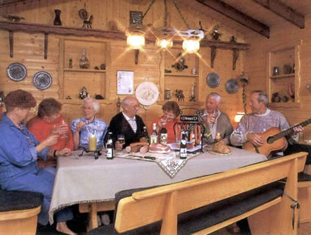 Zum Abschluß eines Urlaubstages trifft man sich dann gerne in geselliger Runde in der gemütlichen Grillhütte bei einem kühlen Sauerländer Tropfen oder einem herzhaften Glas Bier.